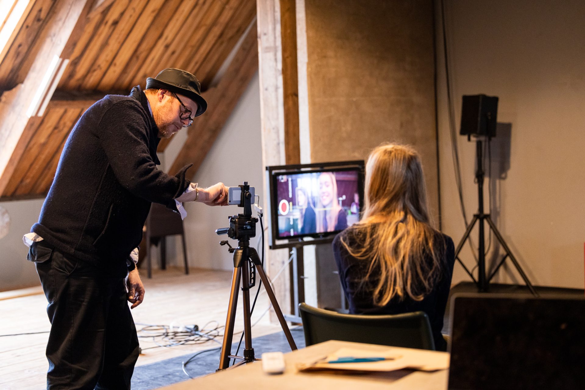 Foto van twee mensen die aan het filmen zijn