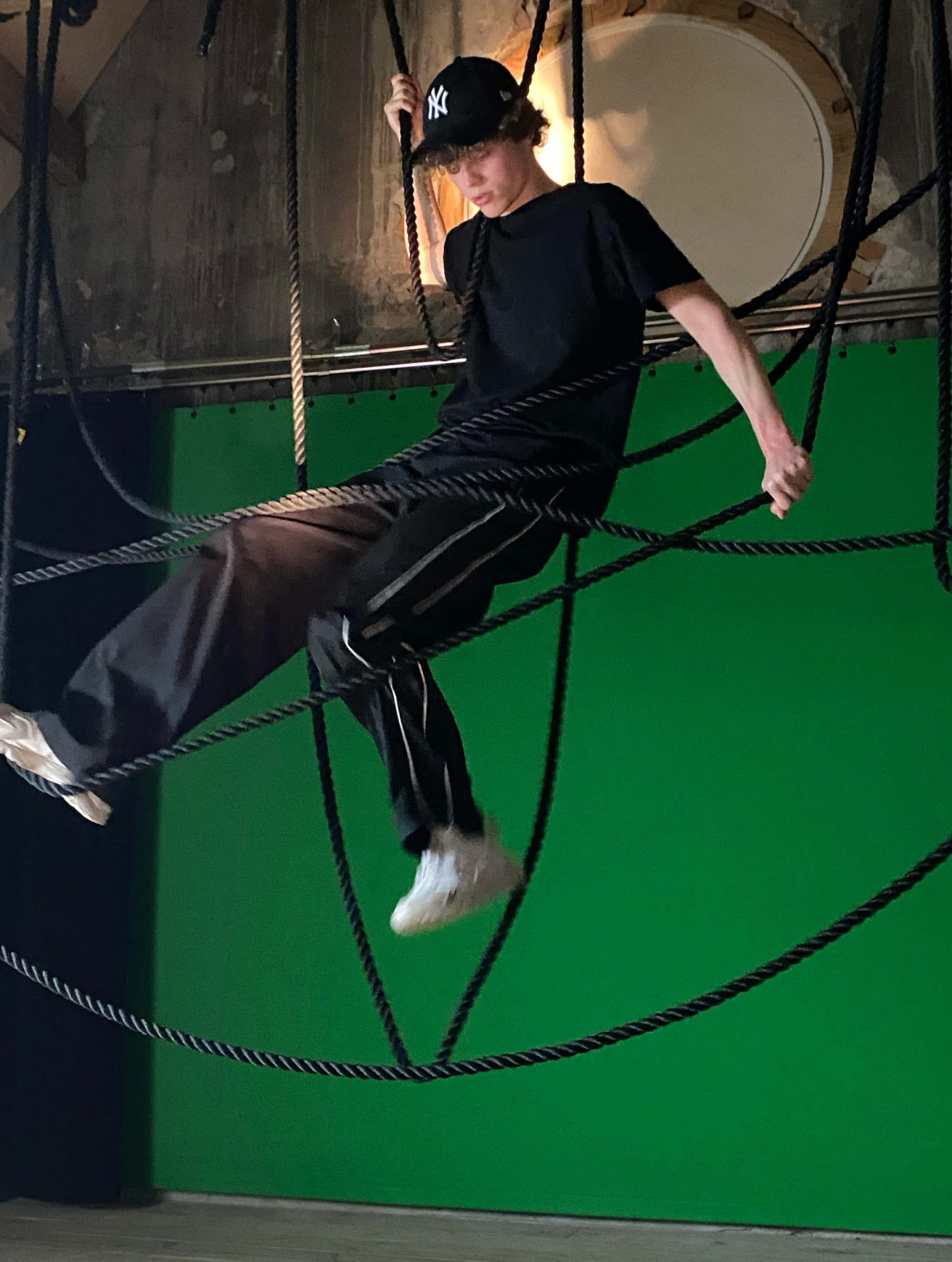 foto van een jongen in een constructie van touwen