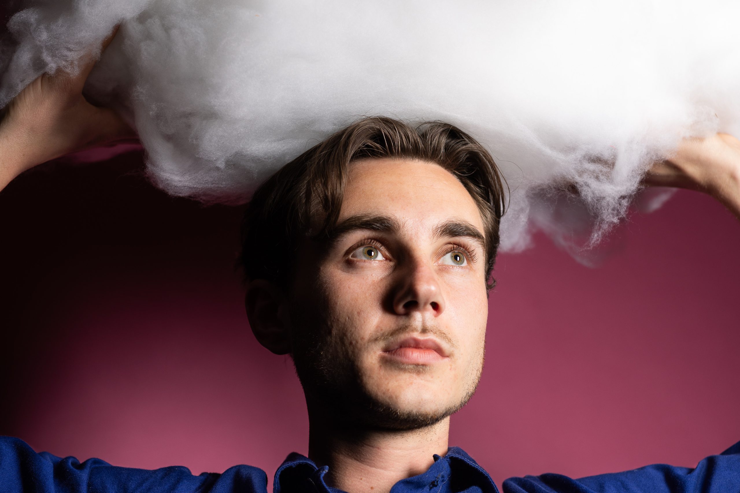 Foto van jongen met een wolk boven zijn hoofd