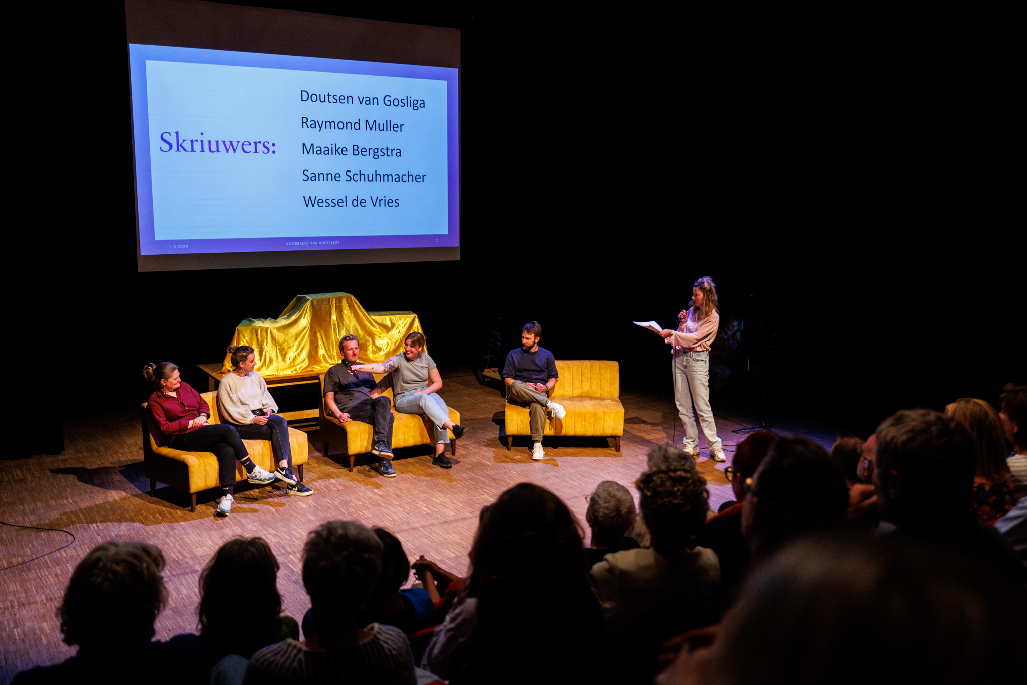 Foto van de 5 schrijvers op het podium van Tryater