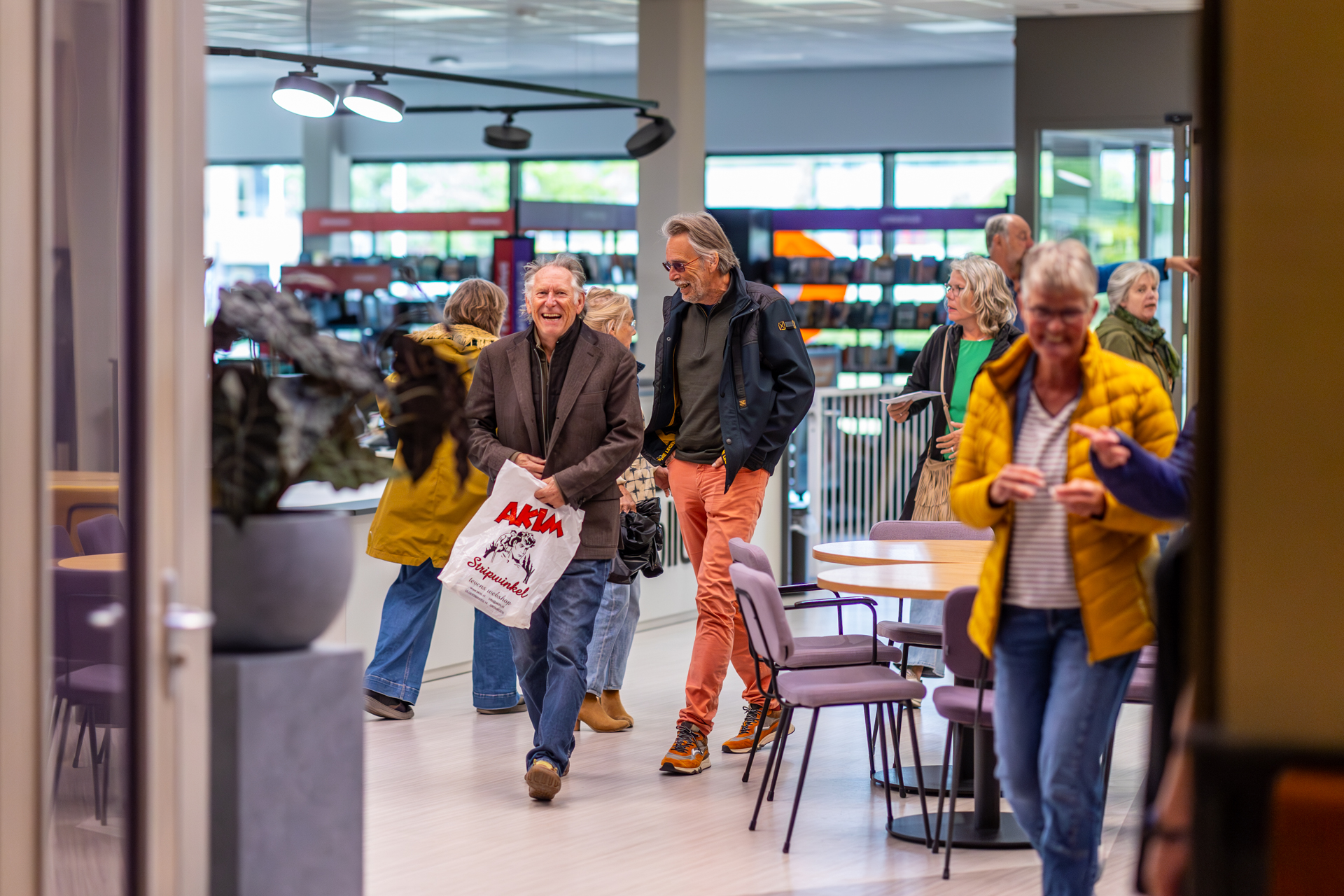 Aanwezigen komen binnen