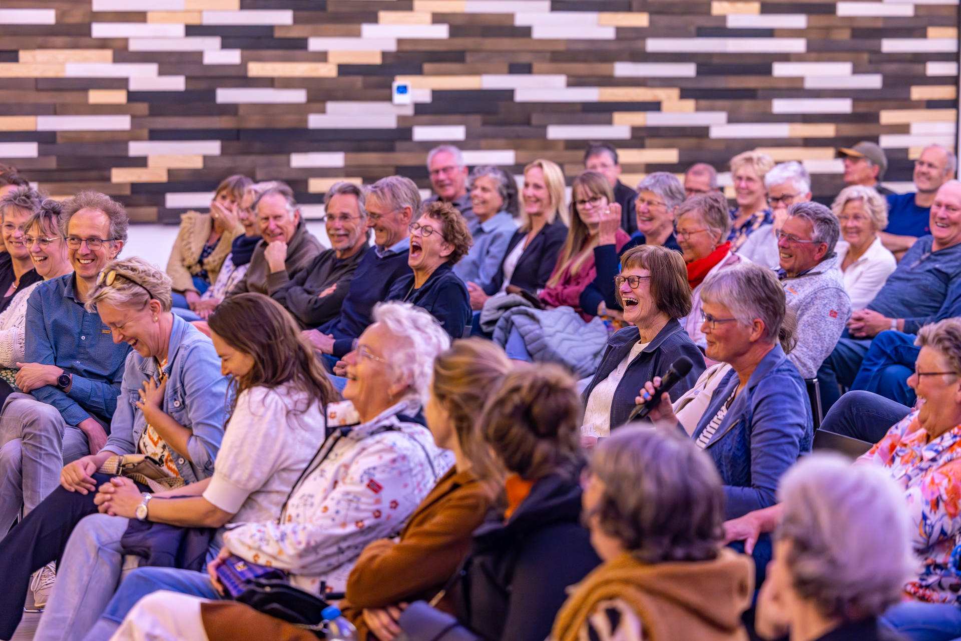 Publiek bij inleiding Foekje in Kollum
