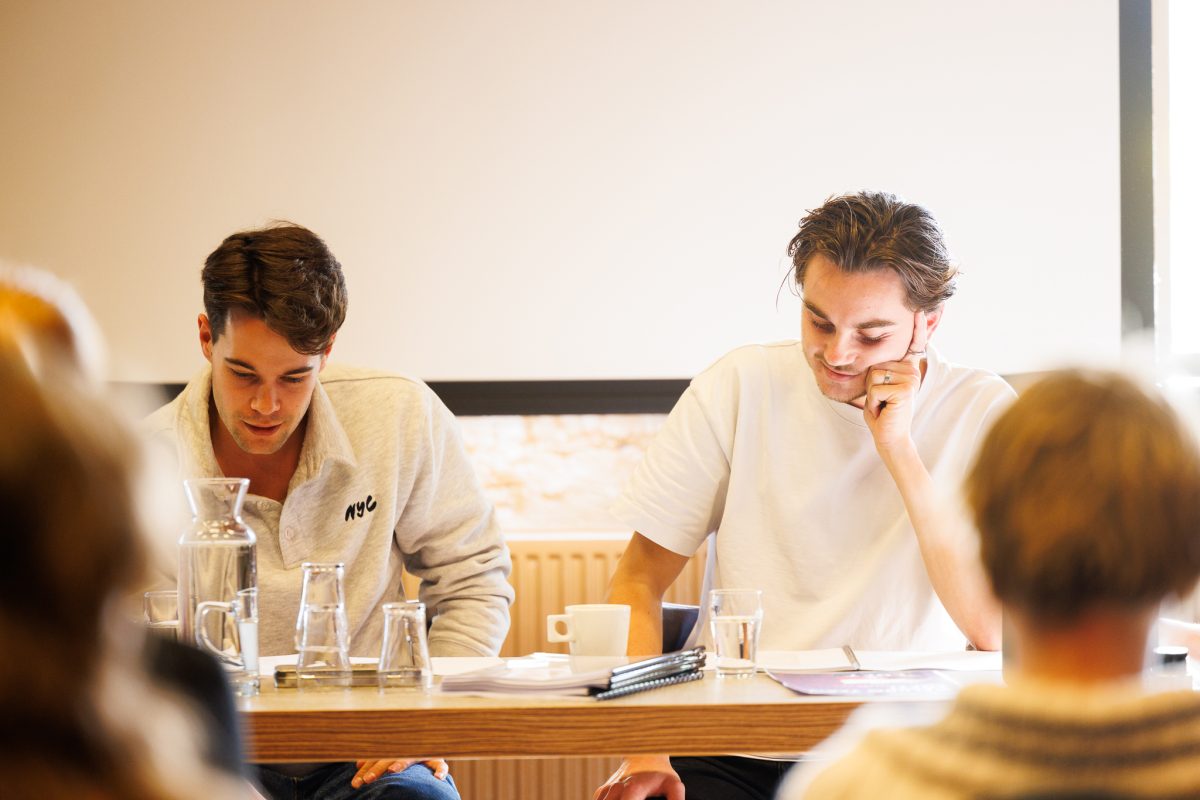 Foto eerste lezing van jeugdvoorstelling Loft met acteurs Sweder de Sitter en Tim Helderman