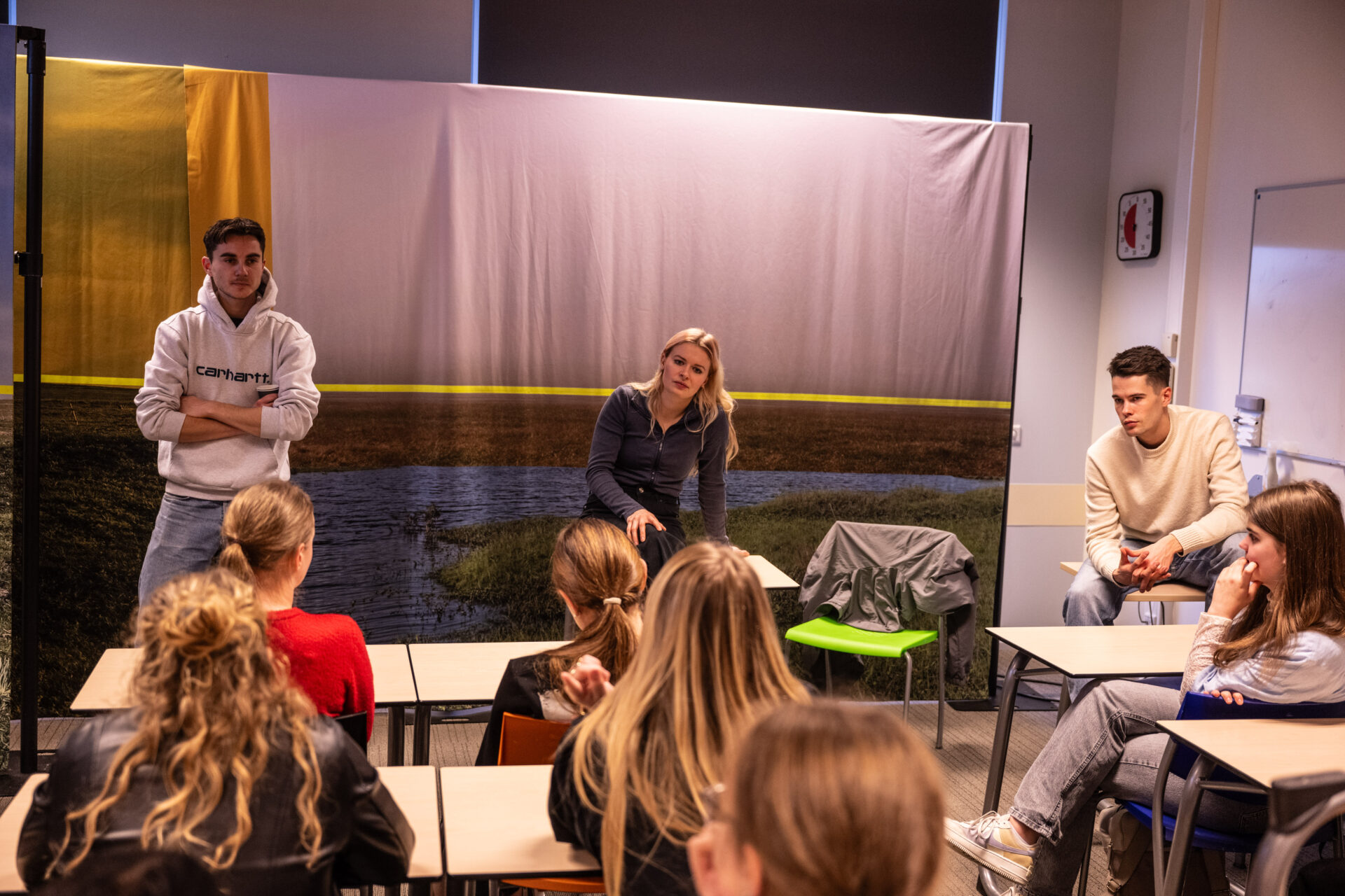 Foto van nagesprek met Luna van Drunen in een klas op een middelbare school